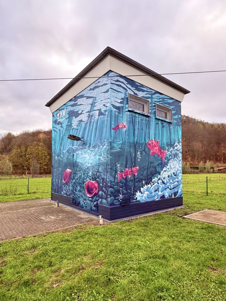 Foto: Haus mit Graffiti