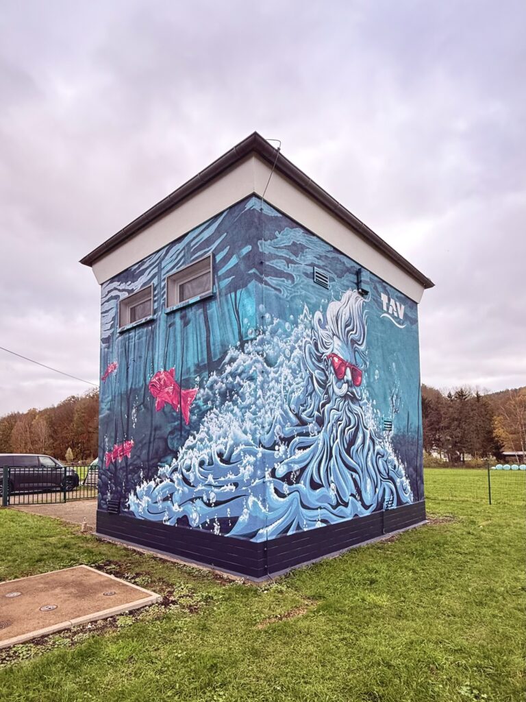 Foto: Haus mit Graffiti