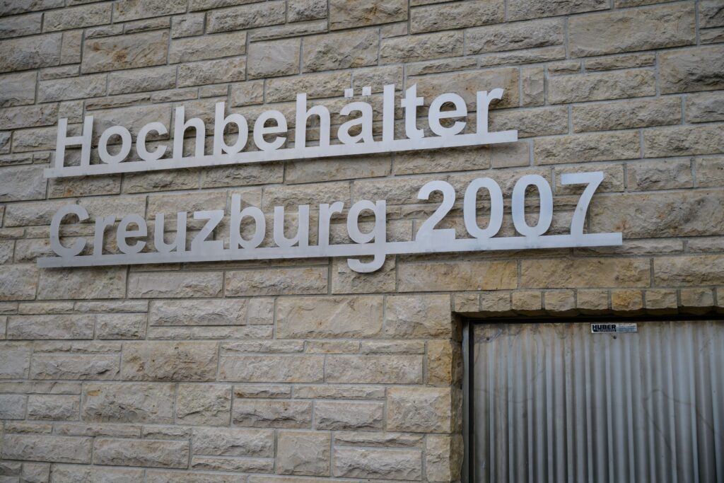 Foto: Hochbehälter Creuzburg, Schriftzug