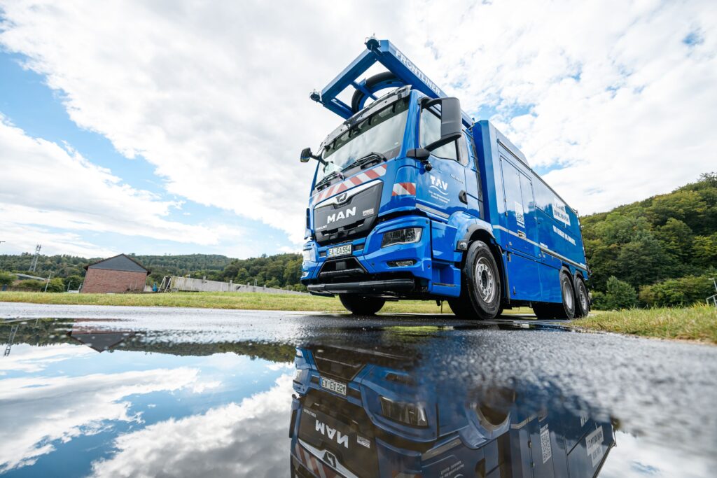 Foto: Spülfahrzeug blau, von vorne