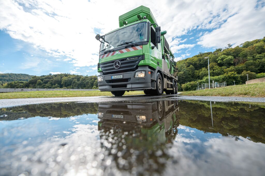 Foto: Spülfahrzeug grün, von vorne