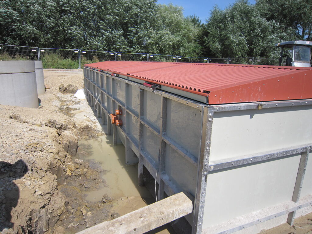 Foto: Setzen der Kompaktkläranlage